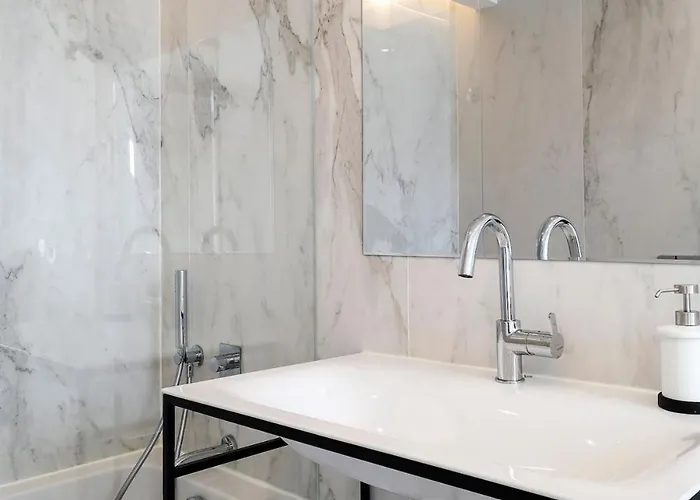 Apartment Beautiful 2 Bedroom With Views In Rua Augusta *